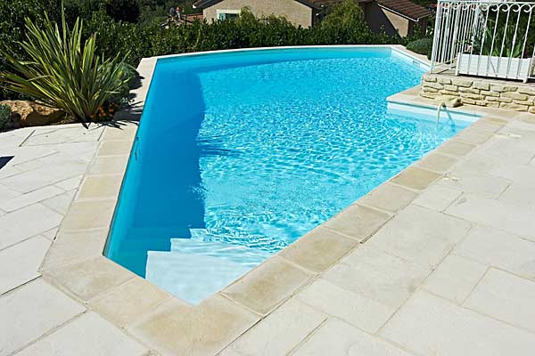 piscine avec dalles blanches